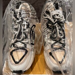 Brand New Michael Kors Sneakers U.S. 7.5